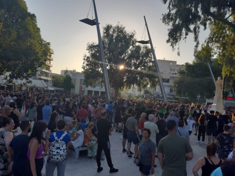 ΟΧΙ στα εμβόλια! Πολύς λαός στο Ηράκλειο, στην συγκέντρωση κατά των υποχρεωτικών εμβολιασμών