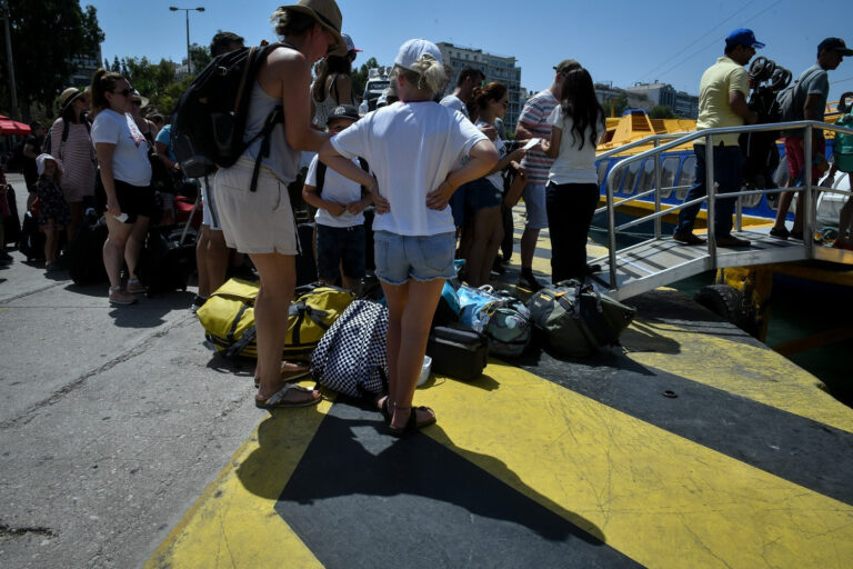 Ασφυκτικό πρέσινγκ στους ανεμβολίαστους - Γιατί σκληραίνει τη στάση της η κυβέρνηση