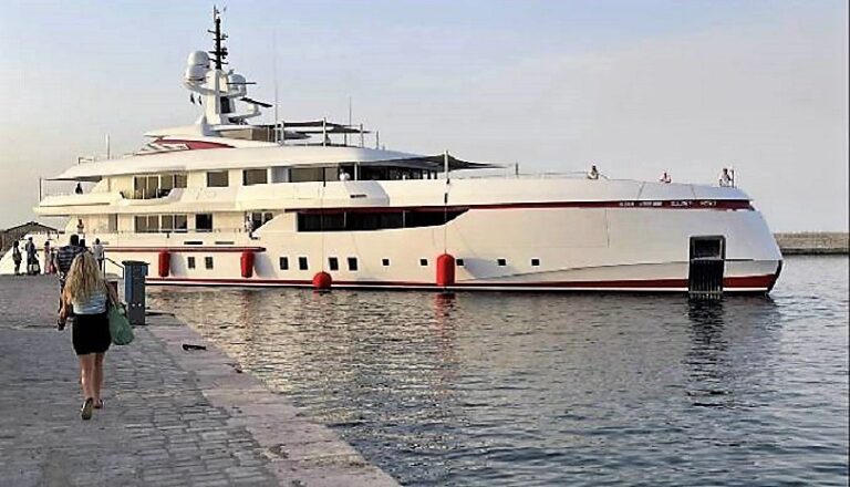 Χανιά: “Μαγνήτισε” τα βλέμματα πολυτελής θαλαμηγός στο ενετικό λιμάνι (φωτο)