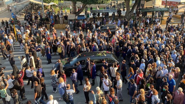 Στα Χανιά η πομπή που μεταφέρει τη σορό του Μίκη Θεοδωράκη - Συγκινητικές στιγμές, δείτε live