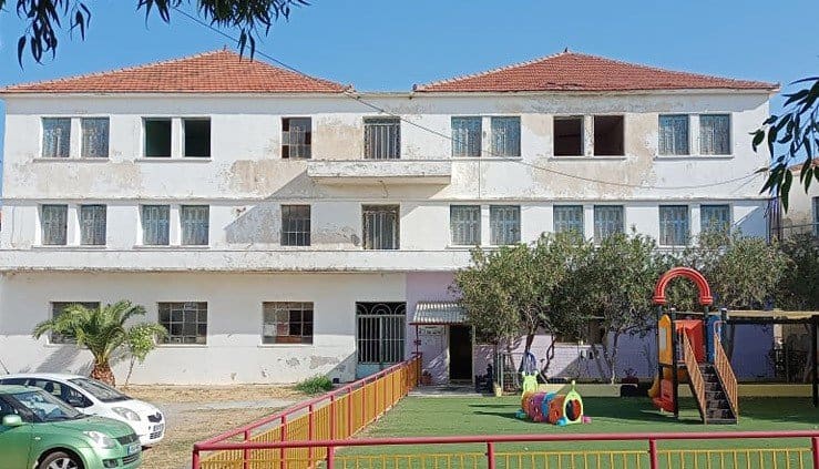 Χανιά: Τραγικές συνθήκες σε νηπιαγωγείο - Τα παιδάκια κάνουν μάθημα στην αυλή λόγω σεισμού (φωτο)