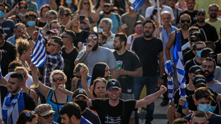 Σκηνικό παράκρουσης σε σχολεία και νοσοκομεία - «Βροχή» μηνύσεων και εκταφές από τους αρνητές