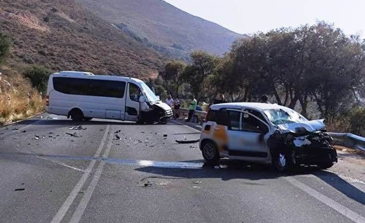 Σφοδρή πλαγιομετωπική σύγκρουση δύο οχημάτων στην εθνική - Τέσσερεις τραυματίες (φωτο)