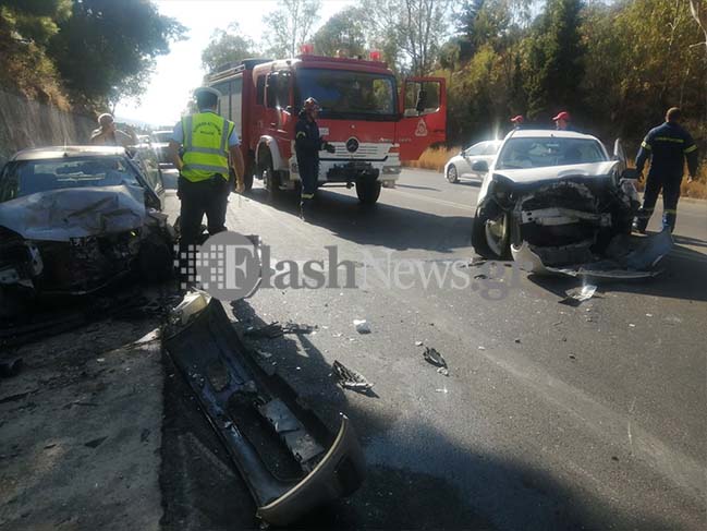 Χανιά: Σοβαρό τροχαίο στην εθνική οδό - Εγκλωβίστηκε οδηγός (φωτο)