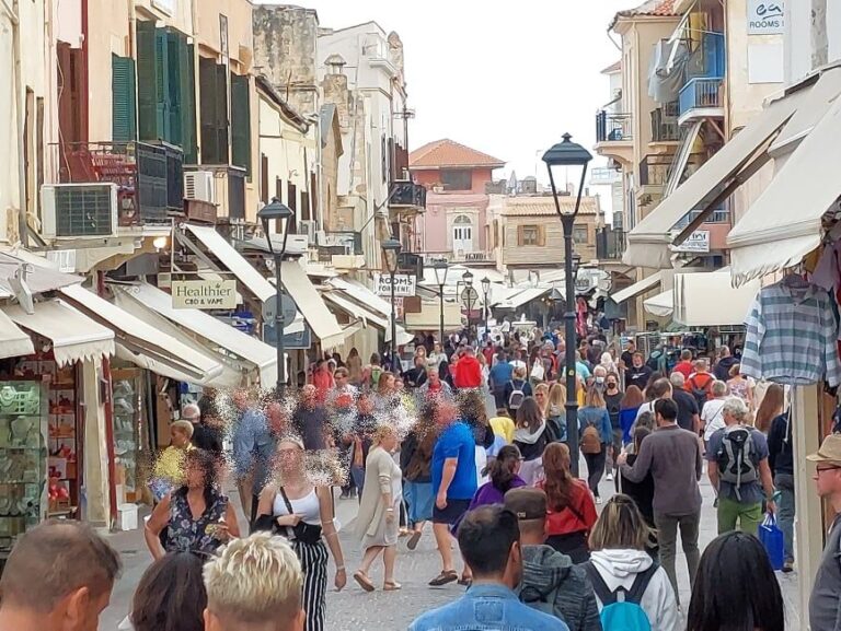 Χανιά: Τουριστικής σεζόν… παράταση! Ασφυκτική η κίνηση στην Παλιά Πόλη (φωτο)