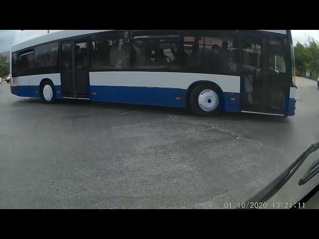 Χανιά: Τρομακτικό οδηγός ΚΤΕΛ γεμάτο με μαθητές περνάει με κόκκινο! (video)