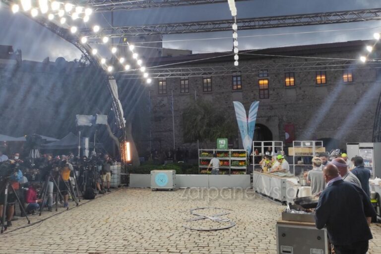 Χανιά: Ρουμανικό reality μαγειρικής μετάτρεψε σε τηλεοπτικό στούντιο το Παλιό Λιμάνι (φωτο)