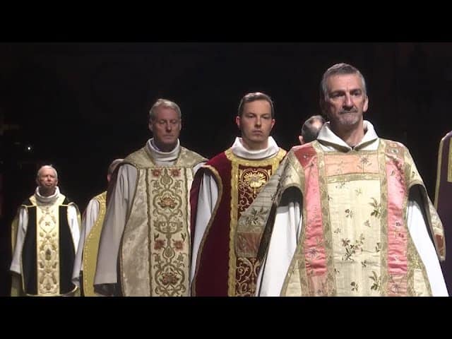 Επίδειξη μόδας από… ιερείς (video)