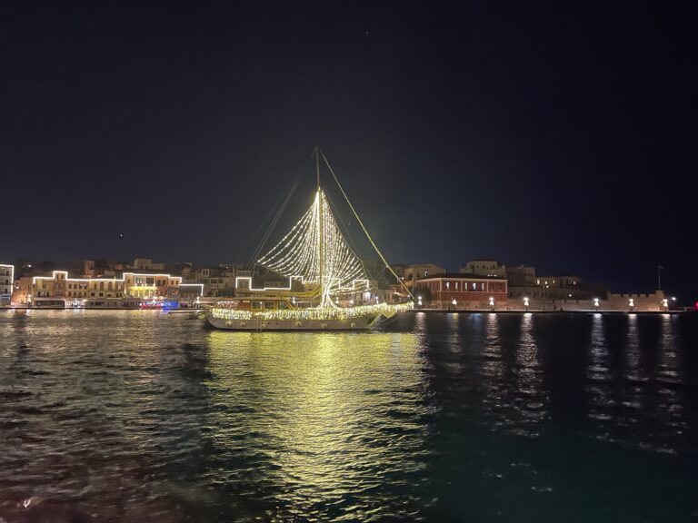 Πραγματική μαγεία από ψηλά τα στολισμένα Χανιά (video)