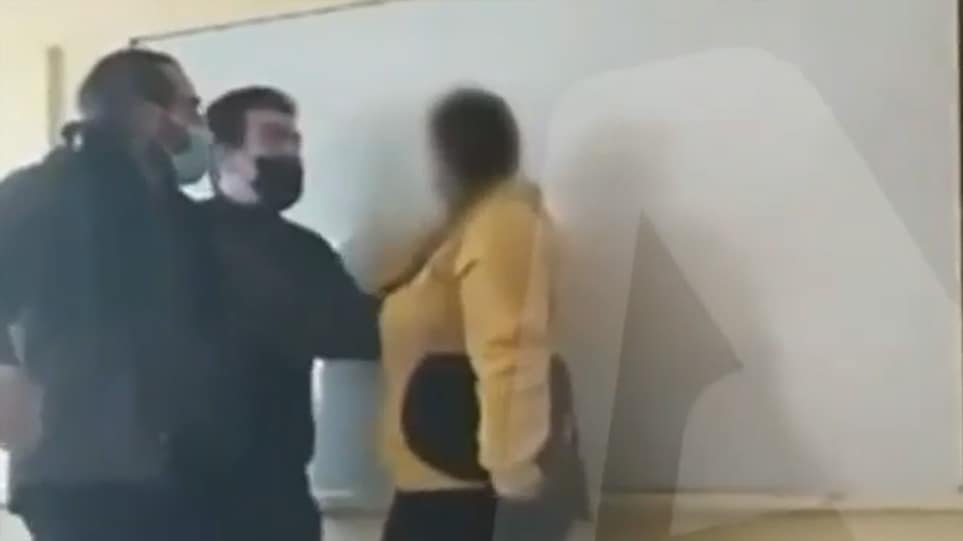 Καθηγητής χτύπησε κοπέλα μέσα σε τάξη ΕΠΑΛ - Οι συμμαθητές της του αναποδογύρισαν το αυτοκίνητο (video)