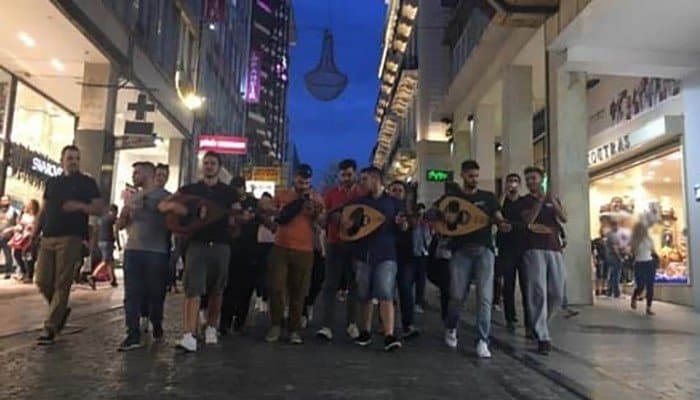 Κρητική καντάδα έκαναν Κρήτες φοιτητές στο κέντρο της Αθήνας (video)