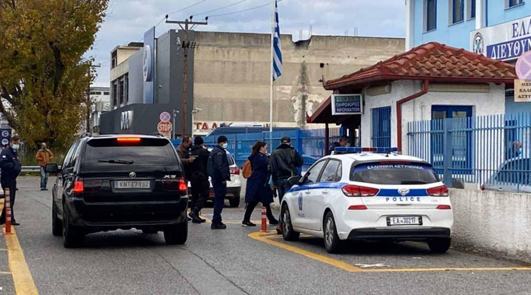 Αδιανόητο: Οι αρνητές «θεματοφύλακες του Συντάγματος» πέρασαν χειροπέδες και «απήγαγαν» γυμνασιάρχη