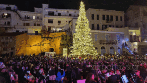 Χανιά: Φαντασμαγορικό το άναμμα του χριστουγεννιάτικου δένδρου του Δήμου (φωτο - video)