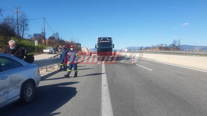 Φρικτό δυστύχημα στην εθνική - 22χρονη κατέβηκε να ελέγξει το ΙΧ της και παρασύρθηκε από φορτηγό (φωτο)