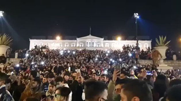 Το Σύνταγμα γέμισε με χιλιάδες Πακιστανούς για την αλλαγή του χρόνου (video)