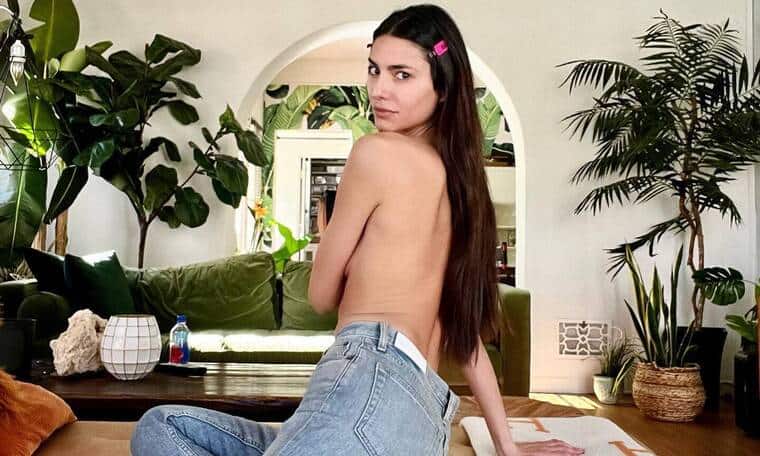 Παπαγεωργίου: Το instagram κατέβασε την topless φωτό της και εκείνη την ξανανέβασε και καταγγέλλει! (φωτο)