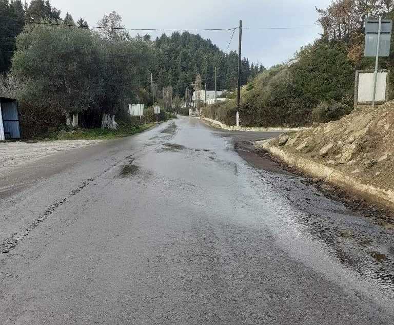 Χανιά: Ασυνείδητοι έριξαν απόβλητα από ελαιουργείο στον δρόμο (φωτο)