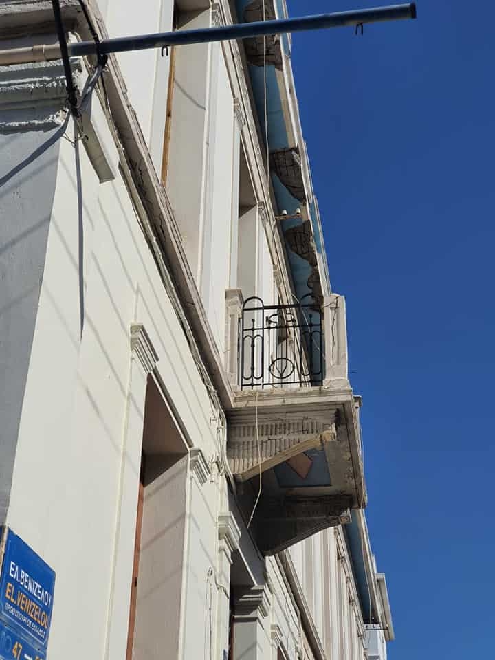 Χανιά: Ετοιμόρροπο μπαλκόνι σε κεντρικό δρόμο μέσα στην πόλη, εγκυμονεί σοβαρούς κινδύνους (φωτο)