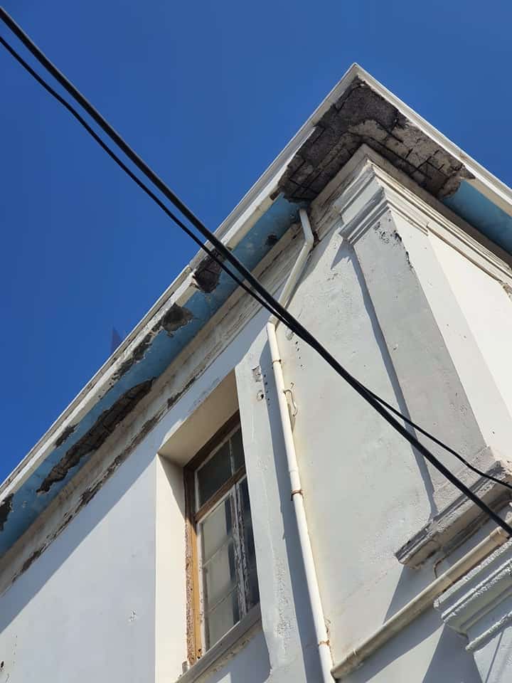 Χανιά: Ετοιμόρροπο μπαλκόνι σε κεντρικό δρόμο μέσα στην πόλη, εγκυμονεί σοβαρούς κινδύνους (φωτο)