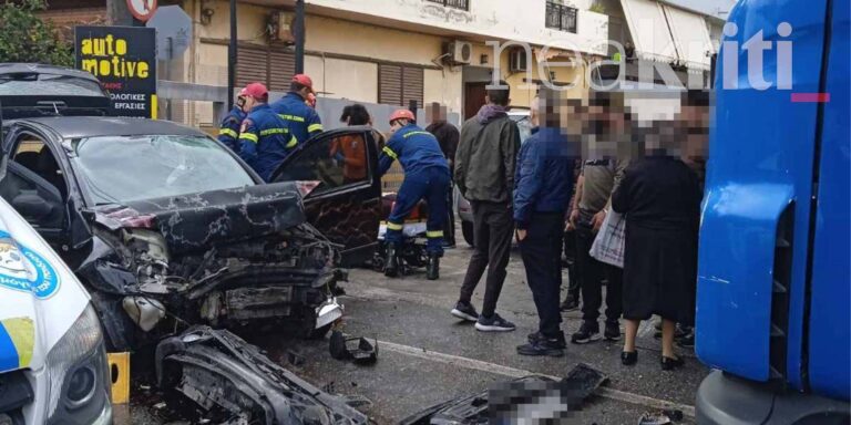 Σοβαρό τροχαίο με εγκλωβισμό οδηγού - Στο σημείο ΕΚΑΒ και Πυροσβεστική (φωτο)