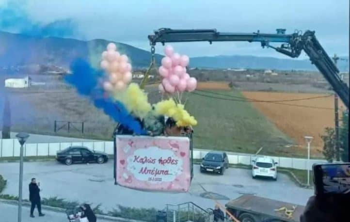 Συγγενείς μεταφέρονται με γερανό για να δουν το νεογέννητο της οικογένειας (φωτο)