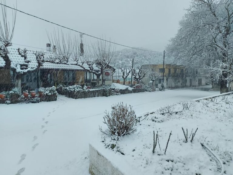Χανιά: Χιονίζει και πάλι στον Σέμπρωνα - Εικόνες και βίντεο από το λευκοντυμένο χωριό