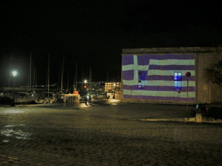Στα γαλανόλευκα ο Φάρος, με την γαλανόλευκη το θέατρο “Μίκης Θεοδωράκης”
