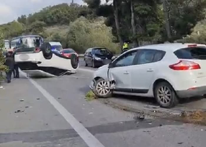 Χανιά: Tροχαίο στην Εθνική - Τούμπαρε αυτοκίνητο στις Καλύβες (φωτο)