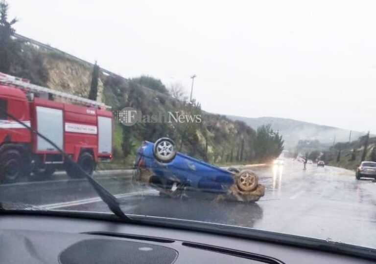 Αυτοκίνητο ανατράπηκε - Αυτοκίνητο ανατράπηκε (φωτο)