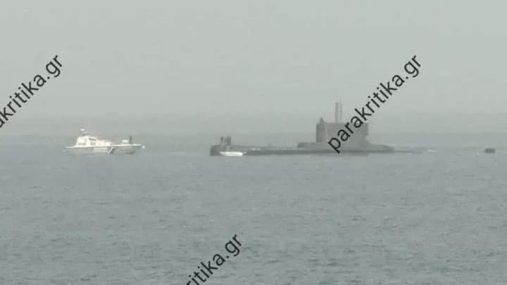 Χανιά: Υποβρύχιο αναδύθηκε στο λιμάνι της Παλαιόχωρας! (φωτο)