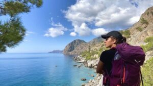 Τεράστιο εγχείρημα από 22χρονη Χανιώτισσα - Διασχίζει την Κρήτη μέσω του μονοπατιού Ε4
