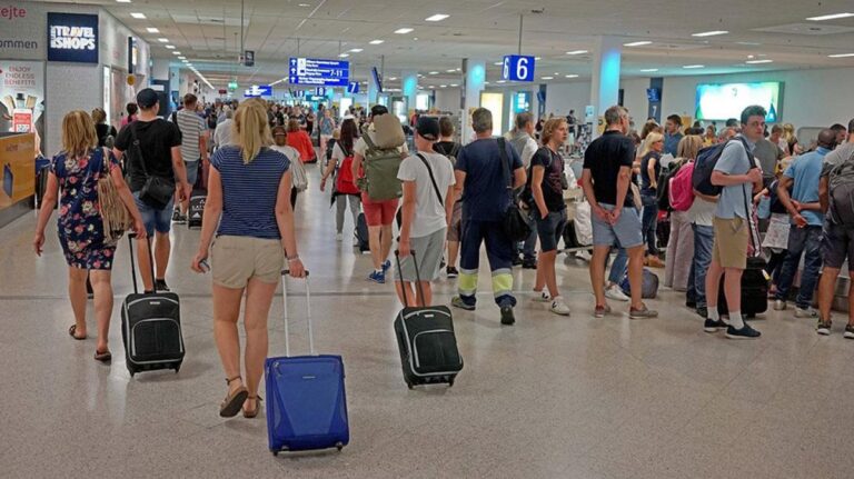 Κρήτη: Έφτασαν χιλιάδες τουρίστες για διακοπές - Όλες οι εκτιμήσεις για την σεζόν