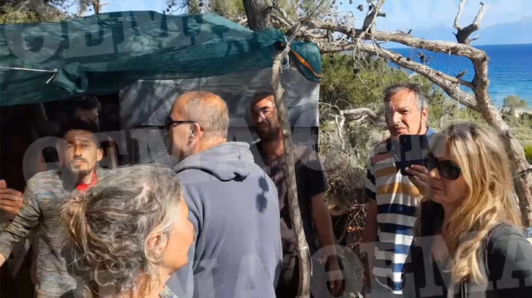 Χανιά: Η δήμαρχος της Γαύδου προσπαθεί να ξηλώσει με τα χέρια της τις καλύβες των «Survivors» (video)