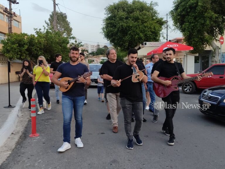 Χανιά: Με κρητικές καντάδες πλημμύρισαν οι δρόμοι της Χαλέπας (φωτο - video)