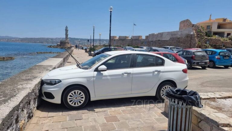 Χανιά: Παρκάρισμα ή… τρακάρισμα; Στο λιμάνι, με φόντο τον φάρο… (φωτο)