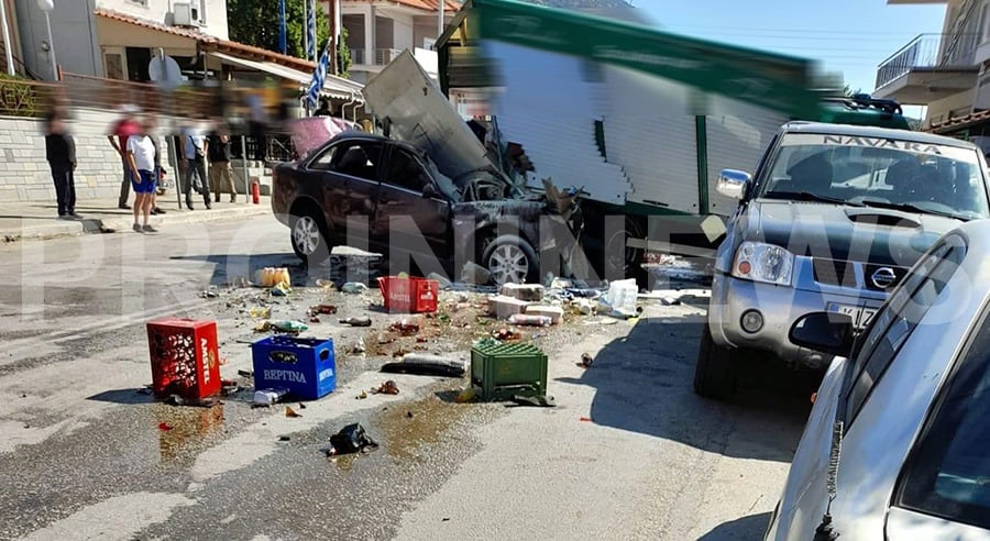 Σοκαριστικό τροχαίο με 3 νεκρούς - ΙΧ συγκρούστηκε με φορτηγό (φωτο)