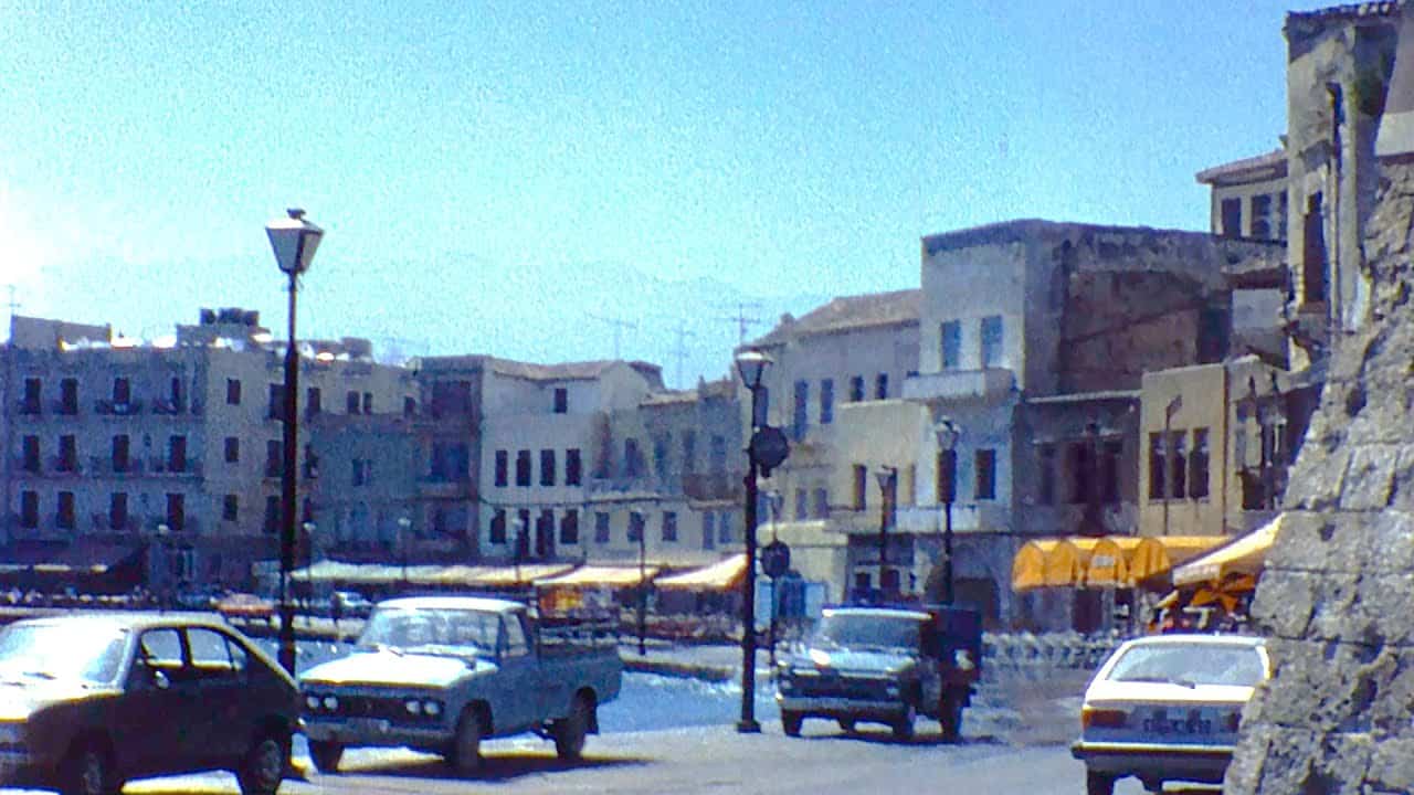Βόλτα στο Ενετικό λιμάνι των Χανίων το 1977