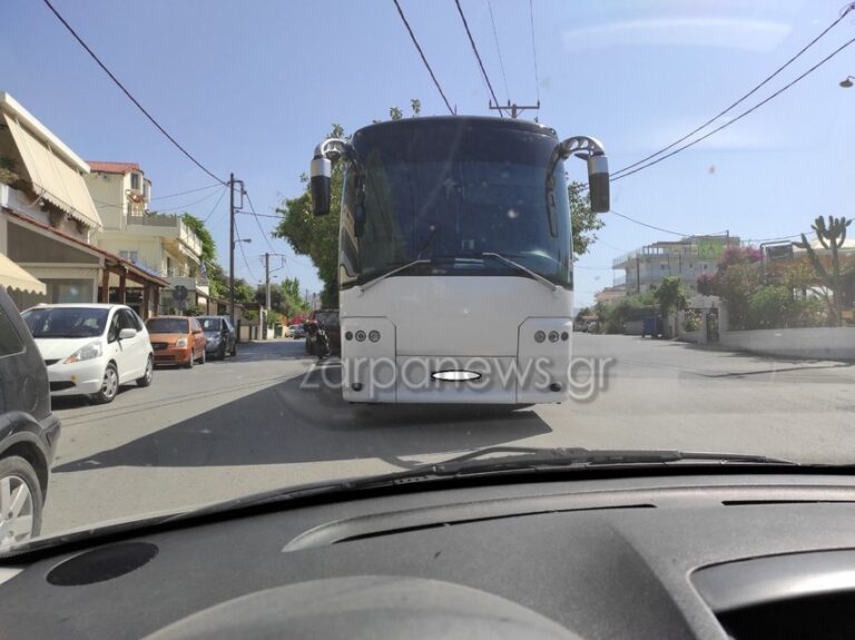 Χανιά: Είναι παρκάρισμα αυτό; - Οδηγός λεωφορείου “άραξε” στη μέση του δρόμου (φωτο)
