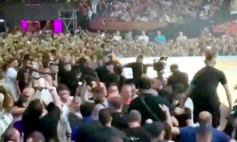 MadVMA22: Άγριος καβγάς ανάμεσα σε τράπερς στα βραβεία MAD - Τραυματίστηκαν Παπαρίζου και Κορομηλά (video)