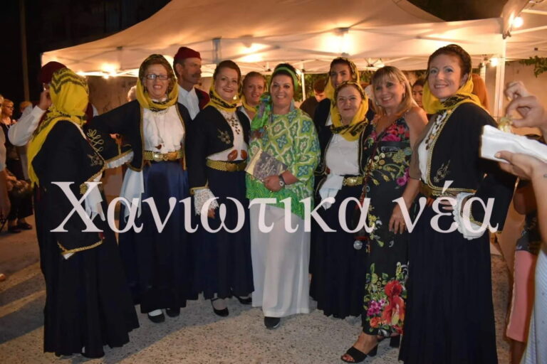 Χανιά: Μικρασιατικές γεύσεις και μελωδίες στο λιμανάκι Νέας Χώρας (φωτο)