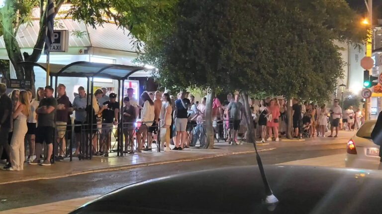 Χανιά: Ατελείωτες ουρές για ένα ταξί στην πλατεία 1866 (φωτο)