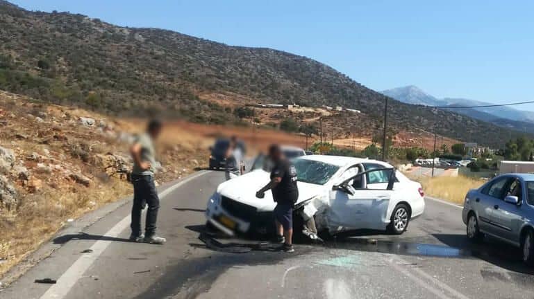 Ταξί βγήκε εκτός πορείας και προσέκρουσε σε βράχια (φωτο)