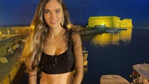 Μοντέλο εξεπλάγη γιατί βρήκε Έλληνες στην Κρήτη! - Χαμός στο Instagram