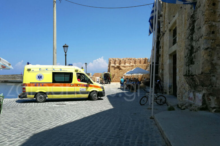 Χανιά: Τροχαίο μέσα στο παλίο λιμάνι - Τραυματίστηκε γυναίκα με μηχανάκι