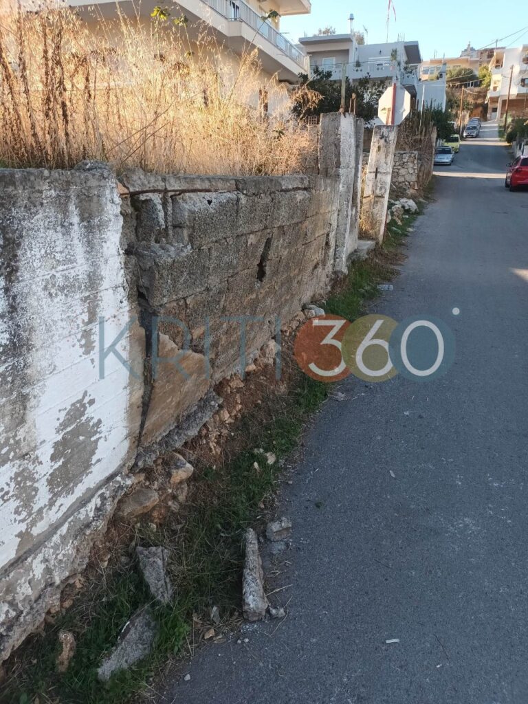 Χανιά: Ετοιμόρροπος τοίχος, είναι έτοιμος να πέσει και να πλακώσει κόσμο! (φωτο)