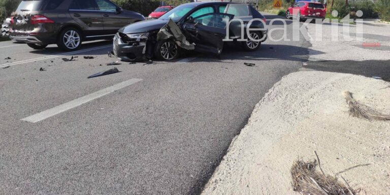 Κρήτη: Σφοδρή σύγκρουση ΙΧ - Οδηγός επιχείρησε να βγει αντίθετα στην Εθνική Οδό (φωτο)