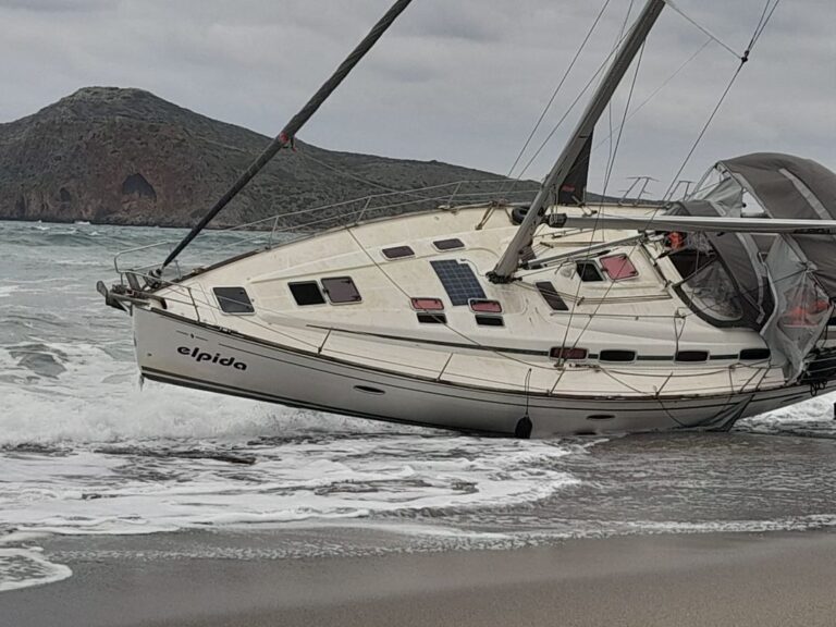Χανιά: Συναγερμός στο Λιμενικό - Ακυβέρνητο ιστιοφόρο βρέθηκε σε παραλία - Ψάχνουν για τυχόν επιβαίνοντες (φωτο)