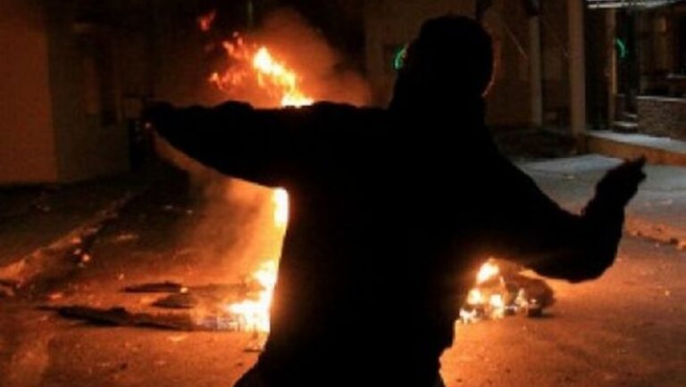 Οι αστυνομικοί, παρ' ότι το περιπολικό στο οποίο επέβαιναν είχε υποστεί φθορές, δεν απάντησαν στην επίθεση και άμεσα έκαναν επιτυχείς κινήσεις απεγκλωβισμού, ενώ οι δράστες εξαφανίστηκαν. Από εκείνη την ώρα έχει σημάνει συναγερμός στην τοπική ΕΛ.ΑΣ. για τον εντοπισμό και τη σύλληψή τους.