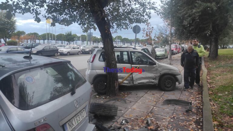 Απίστευτο τροχαίο - Οδηγός έπεσε πάνω σε έξι παρκαρισμένα αυτοκίνητα και εξαφανίστηκε (φωτο)