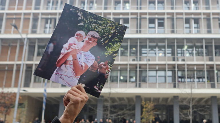 Πέθανε ο 16χρονος Ρομά που πυροβολήθηκε από αστυνομικό σε καταδίωξη Πηγή: iefimerida.gr - Πέθανε ο 16χρονος Ρομά που είχε πυροβολήσει αστυνομικός στη Θεσσαλονίκη - iefimerida.gr